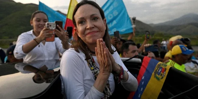 María Corina Machado saludando a sus seguidores en Venezuela tras su regreso.